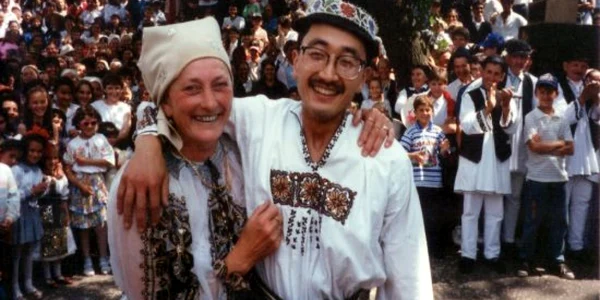 Akio poartă cu mândrie orice costum popular românesc