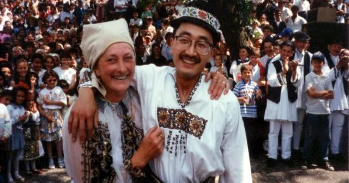 Akio poartă cu mândrie orice costum popular românesc
