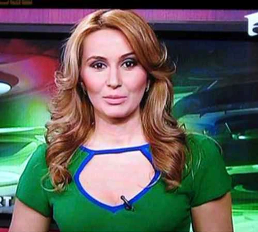 Crina Abrudan, cu bluza verde la ştirile sportive ale Antenei 1.