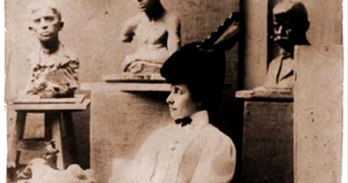 Anatole France, cel căruia i-a fost aproape o perioadă îndelungată de timp, spunea despre ea că „are o figură frumoasă”