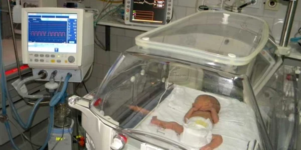 Bebeluşii născuţi prematur la Maternitatea din Oradea au şanse crescute de viaţă 