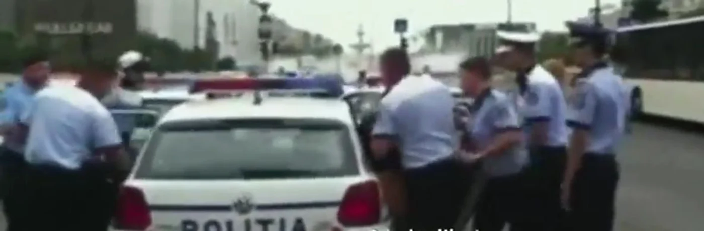 
    Femeia care a trecut pe roșu și a refuzat să se legitimeze a fost cu greu urcată într-o mașină de intervenție  