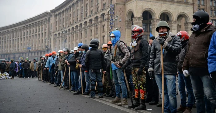 Ucrainenii scot masiv banii din bancomate. Băncile au decis limitarea retragerilor de numerar FOTO Getty Images