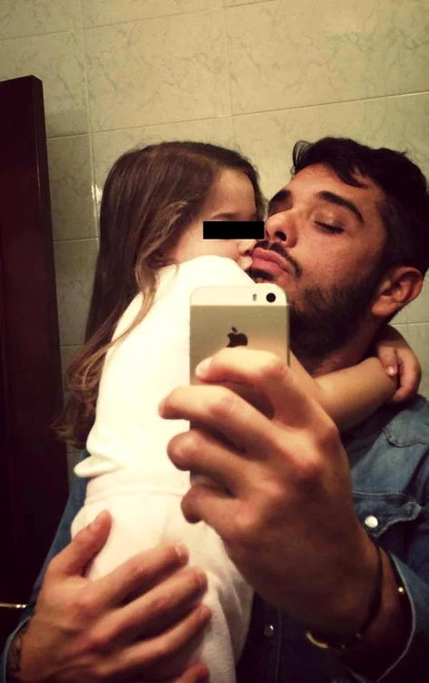 
    Mânuţa mayei pe care stă primul inel primit cadou de acestaFOTO Facebook  