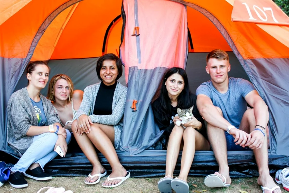 Nadia Argeşanu (în mijloc) şi tinerii pe care îi ajută să trăiască independent FOTO: arhiva personală