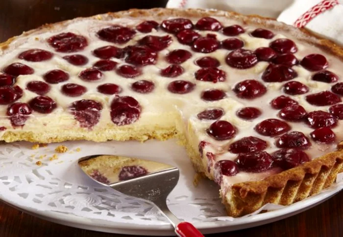 Descoperă cum se prepară o delicioasă tartă cu vanilie şi vişine!clickpoftabuna.ro
