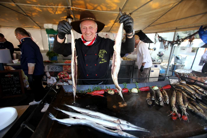 
    Peștele sfârâie pe grătare, în Parcul NaționalFotografii: Florin Șuler  