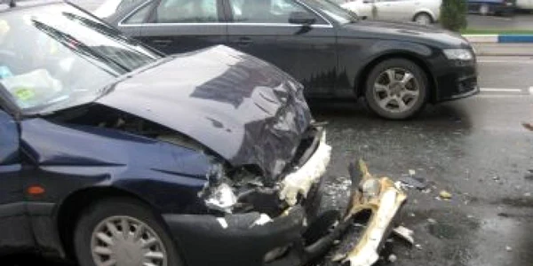 Craiova: Un autobuz cu pasageri şi alte patru maşini au fost implicate într-un accident