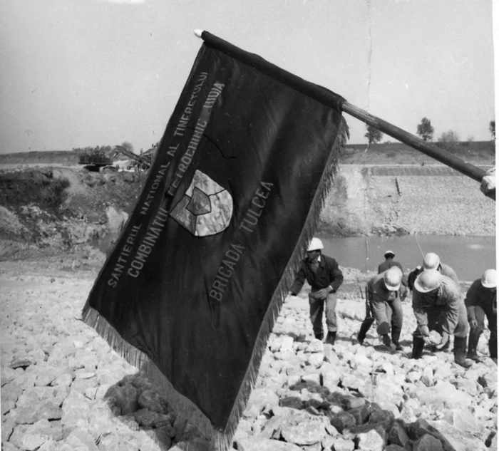 Brigadieri pe şantierul canalului Dunăre-Bucureşti în 1985 Colecţie Comunismul în România