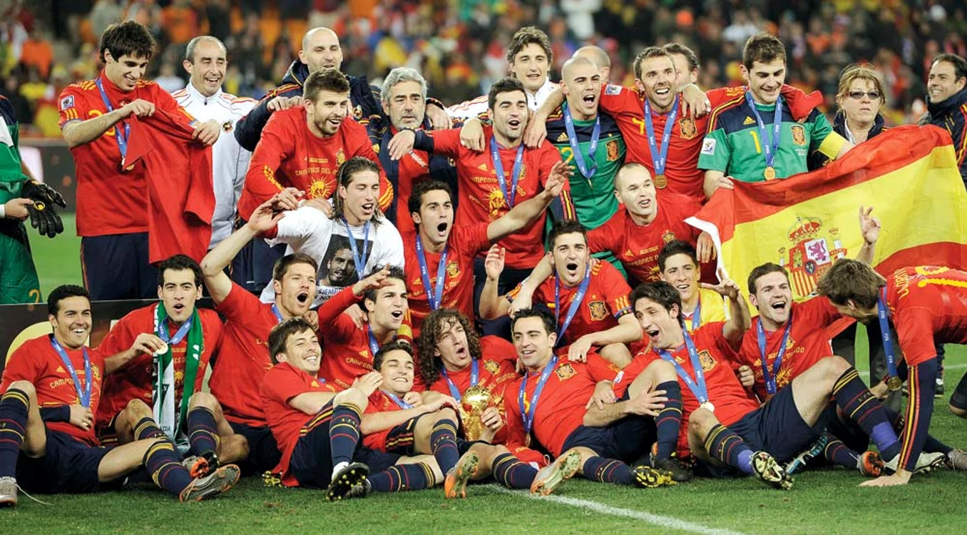 
    Spania a cucerit titlul mondial  în 2010, mulţi jucători  dintre cei medaliaţi atunci  regăsindu-se şi acum în lotFoto: AP  