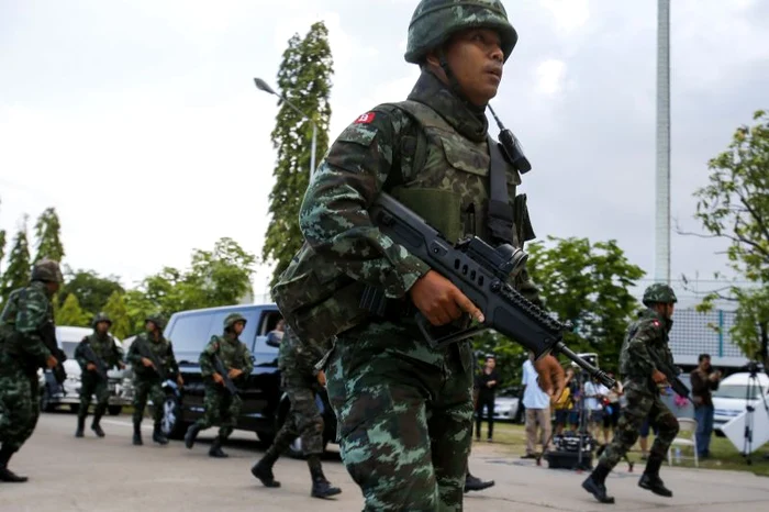 
    Soldaţii au ocupat zonele importante din Bangkok în cursul zilei de joi, 22 mai. (Foto: Reuters)  