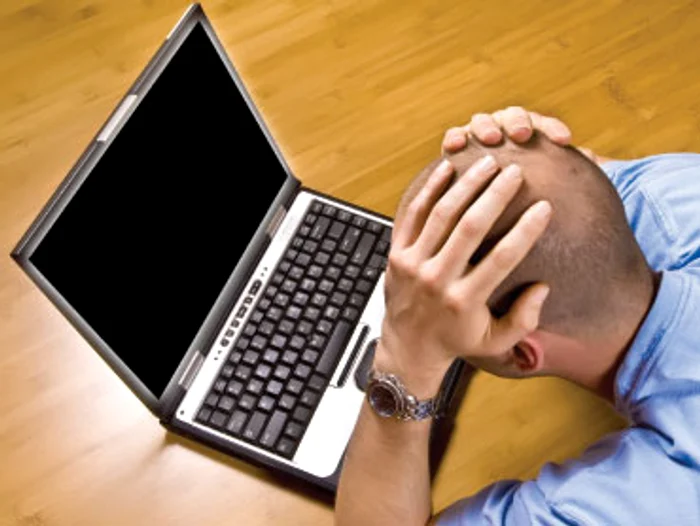 Clienţii care lucrează de acasă spun că vor cere daune operatorilor pentru întreruperile repetate ale serviciului de internet