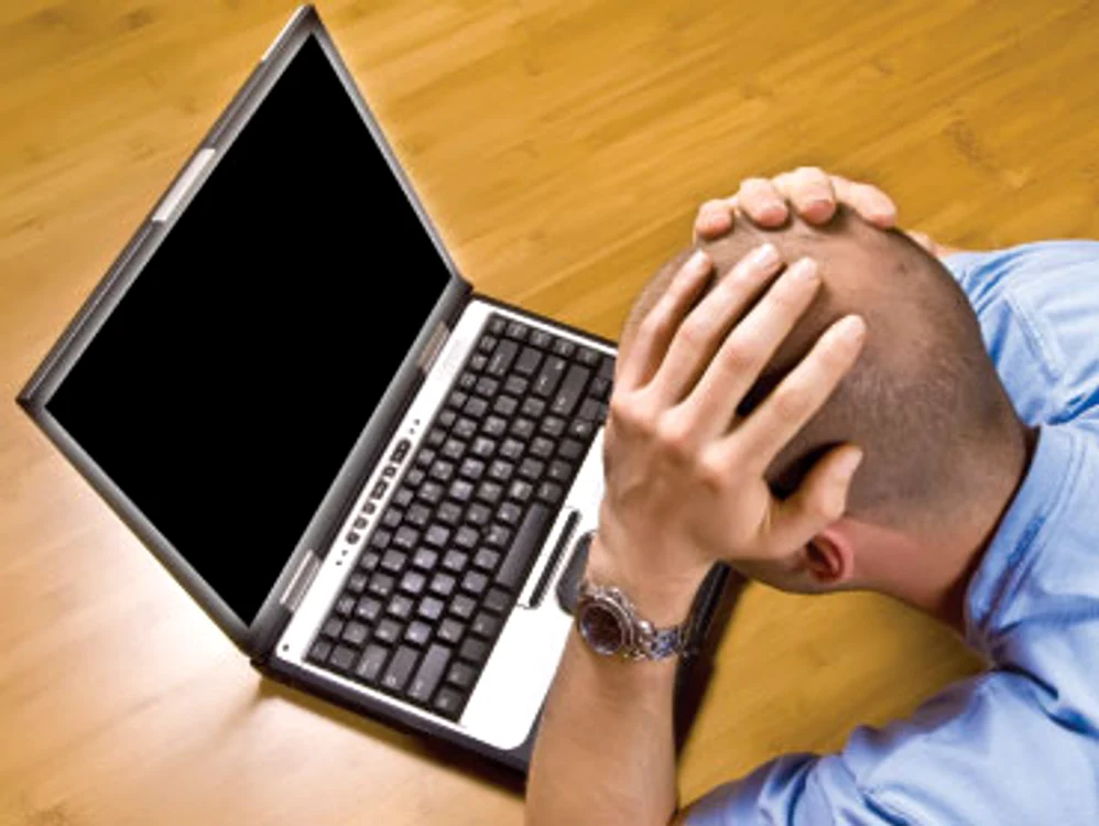 
    Clienţii care lucrează de acasă spun că vor cere daune operatorilor pentru întreruperile repetate ale serviciului de internet  