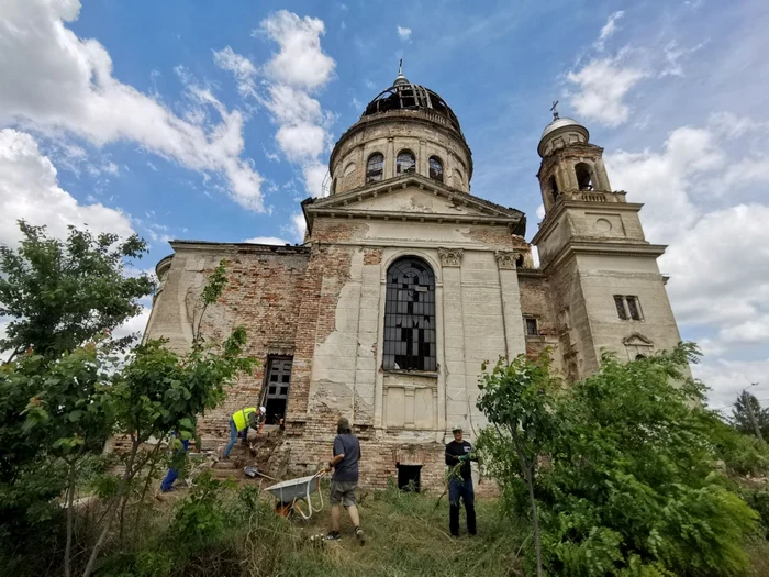 Mausoleul de la Bobda (Timiş) - copie după Esztergom Ungaria - a ajuns ruină tristă Foto Ştefan Both