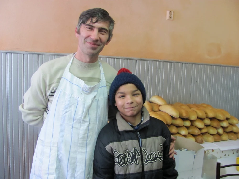 Daniel Someşanu, „sufletul“ proiectului „Masa săracilor“ de la Cluj, alături de Darius, un puşti de 13 ani care primeşte mâncare FOTO: F. Pop