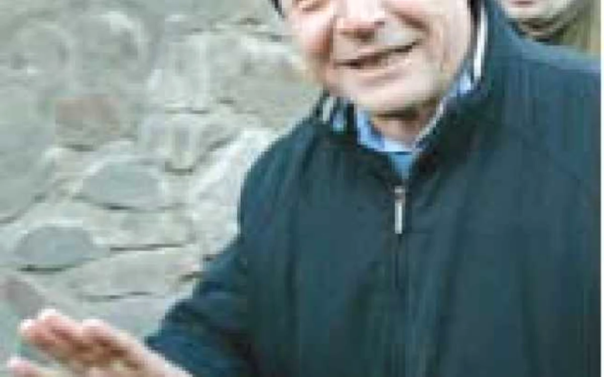 Ianuarie 2006. Fesul, un nou element vestimentar în ţinuta pentru vizitele de lucru