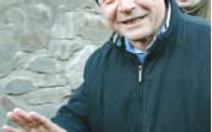 Ianuarie 2006.  Fesul, un nou element  vestimentar în ţinuta pentru vizitele de lucru