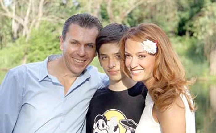 Radu, fiul Ancăi şi al lui Cristian, este un adolescent de 17 ani