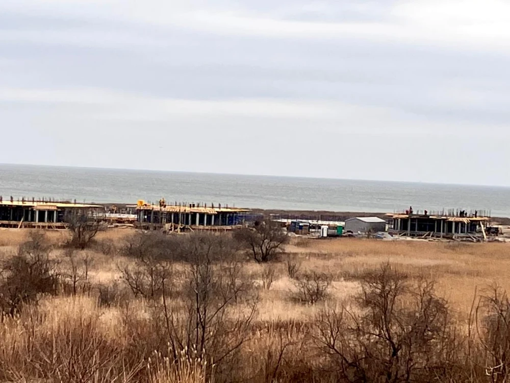 Construcţii pe plaja protejată Corbu