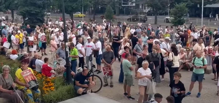 Protestatarii spun că „Legea nu este o armă!". FOTO captură YouTube Actualno.com