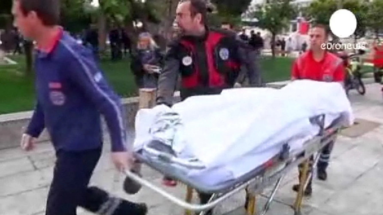 Trupul bătrânului, urcat în ambulanţă