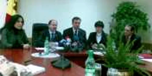 Carina Ţurcan, în dreapta vicepremierului Valeriu Lazăr, după semnarea unui acord de achiziţie a curentului