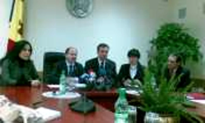 Carina Ţurcan, în dreapta vicepremierului Valeriu Lazăr, după semnarea unui acord de achiziţie a curentului