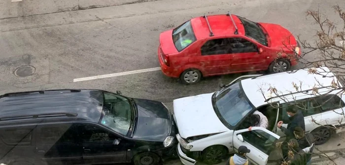 Şoferul de 63 ani şi-a continuat drumul după ce a lovit prima maşină FOTO: martor