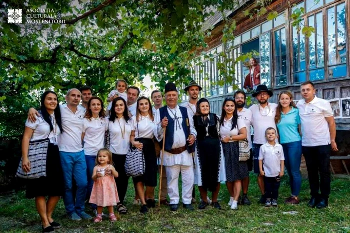 Proiectul caselor albastre de la Vaideeni şi iniţiatorii Foto Asociaţia Culturală „Moştenitorii”