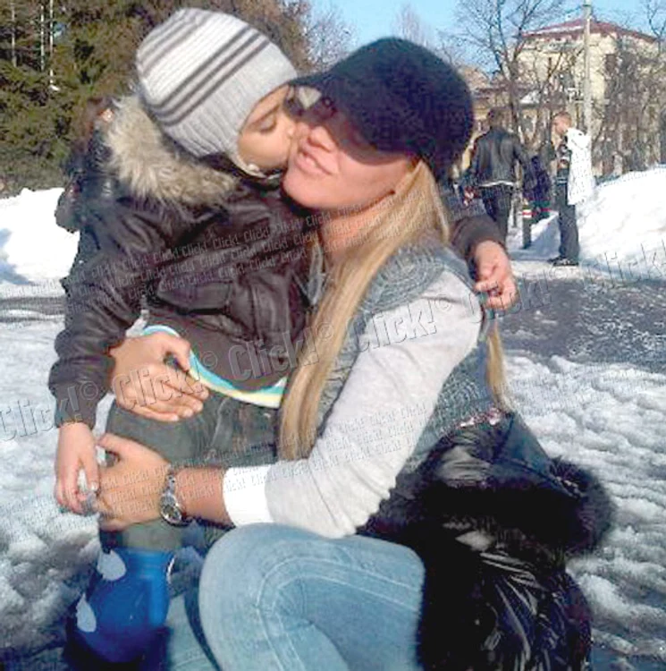 
    Blonda e nedespărţită   de fiul ei, David, în  vârstă de 4 ani şi jumătate (FOTO: ARHIVA PERSONALĂ)  