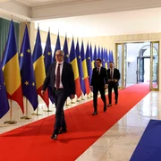 Jurnaliști așteaptă sosirea miniștrilor pentru ședința de guvern în holul de onoare al Guvernului, în București. FOTO Inquam Photos / Octav Ganea