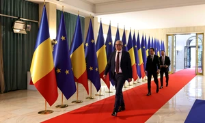 Jurnaliști așteaptă sosirea miniștrilor pentru ședința de guvern în holul de onoare al Guvernului, în București. FOTO Inquam Photos / Octav Ganea