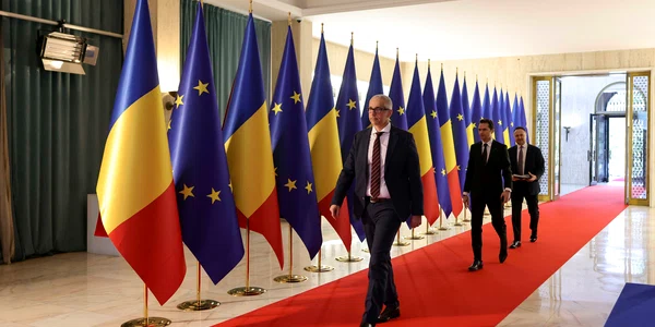 Jurnaliști așteaptă sosirea miniștrilor pentru ședința de guvern în holul de onoare al Guvernului, în București. FOTO Inquam Photos / Octav Ganea