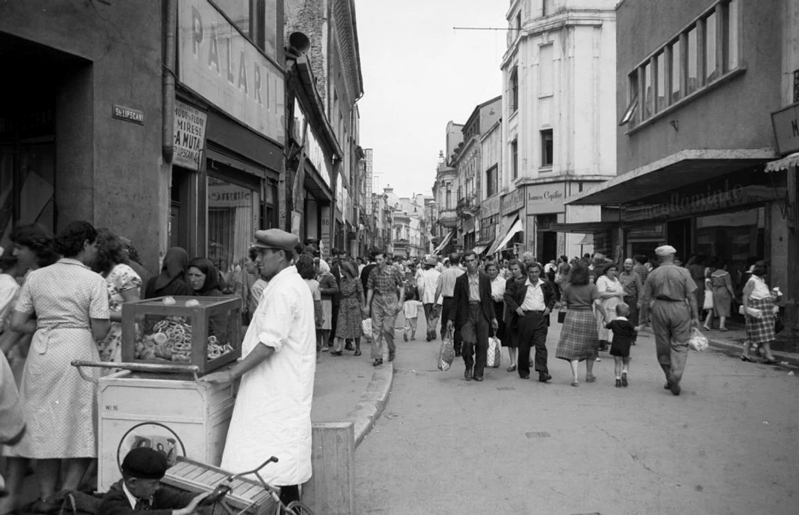Stradă din Bucureşti în perioada interbelică