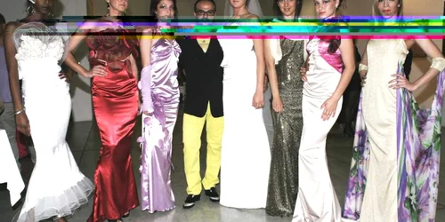 Stelian Mosor, în mijlocul fotomodelelor care îi poartă creaţiile la una dintre prezentările de modă de la Milano