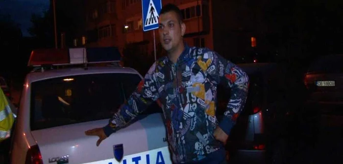 Bărbatul vinovat a fost condus la sediul Poliţiei pentru a da declaraţii. El va fi nevoit să suporte şi reparaţiile celor trei autoturisme FOTO Ionuţ Dima