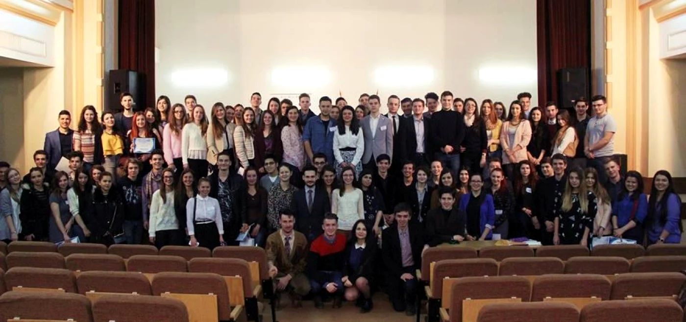 Peste 100 de liceeni din toată ţara au participat la alegerile CNE 2015-2016