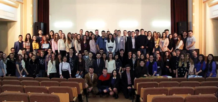 Peste 100 de liceeni din toată ţara au participat la alegerile CNE 2015-2016