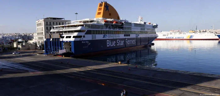Miercuri navele rămân în porturi în Grecia, avioanele la sol şi trenurile în gări fiindcă este grevă