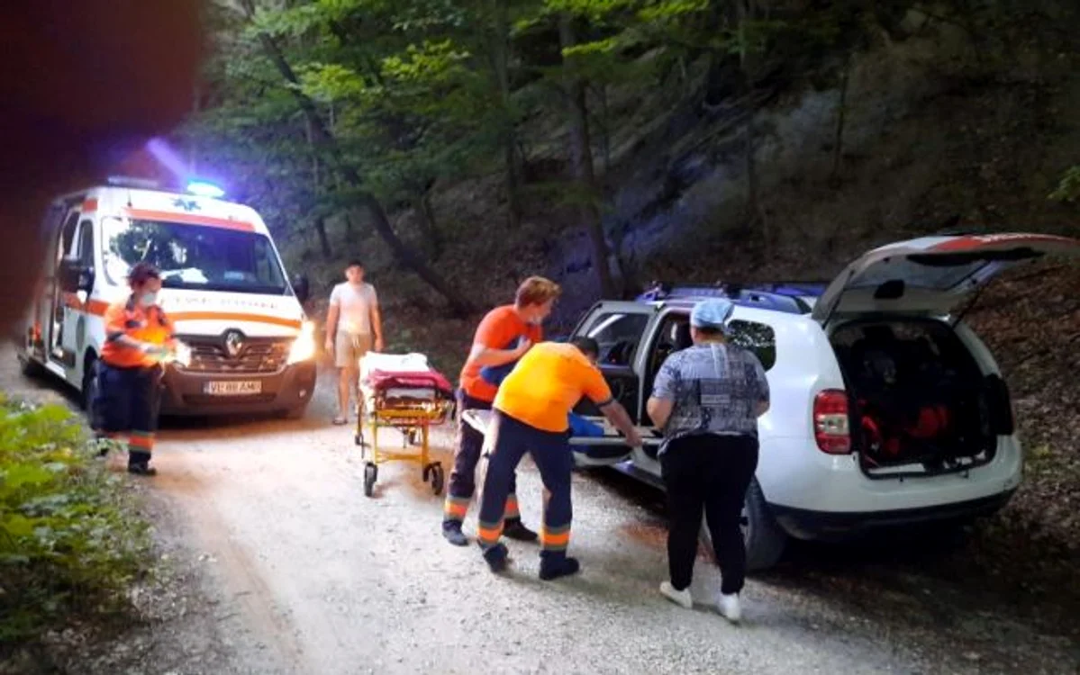 Accident în Parcul Naţional Cozia - Vâlcea - o maşină cu patru copii s-a răsturnat într-o prăpastie lângă Mănăstirea Stânişoara; Foto Adevărul