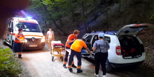 Accident în Parcul Naţional Cozia - Vâlcea - o maşină cu patru copii s-a răsturnat într-o prăpastie lângă Mănăstirea Stânişoara Foto Adevărul