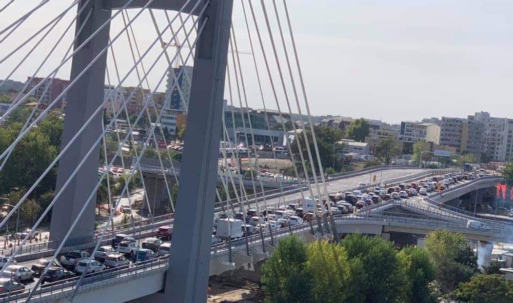 Fostă prezentatoare TV, exasperată de traficul din Capitală: „80 de nesimțiți, de șmecheri, care-i fac pe fraierii care respectă regulile”