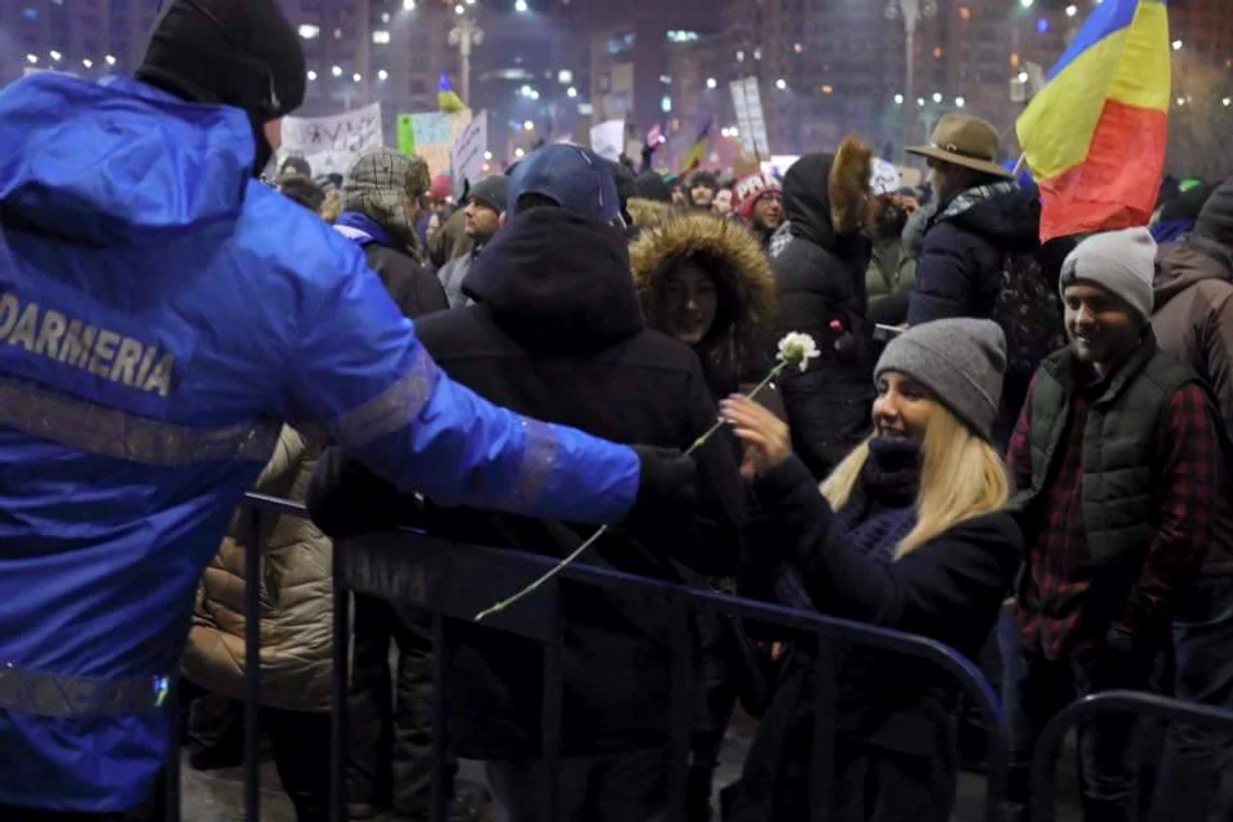 Jandarmii şi protestatarii au făcut schimb de flori