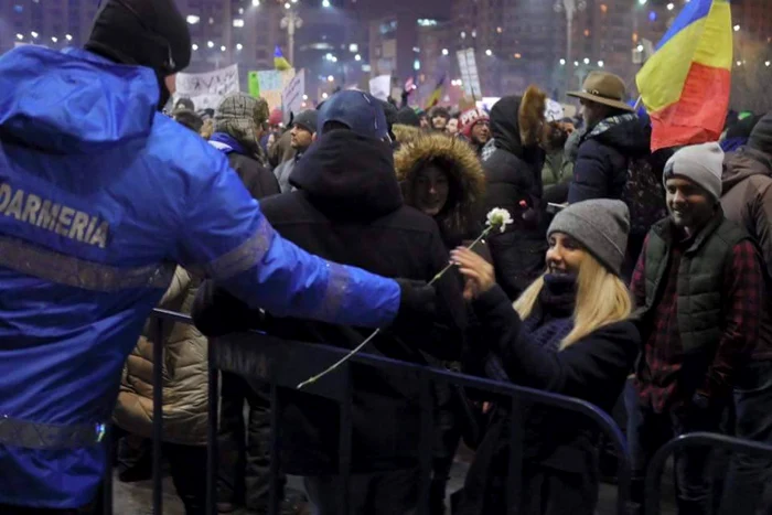Jandarmii şi protestatarii au făcut schimb de flori