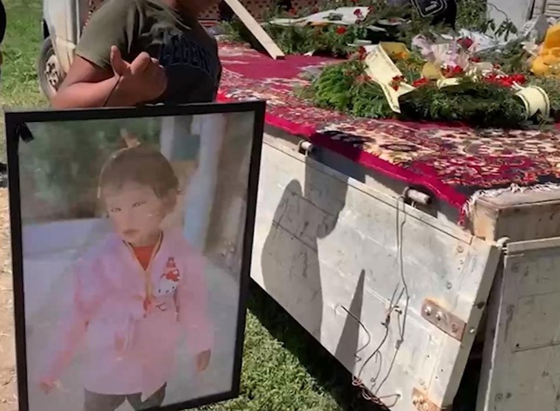Raisa, fetiţa de doi ani ucisă de verişorul său, înmormântată de Ziua Copilului. Tatăl fetiţei acuză: „E minciună că e nebun. Nu are niciun handicap!” | FOTO