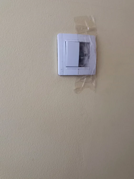 Întrerupător defect, lipit cu scoci