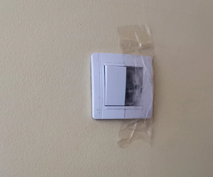 Întrerupător stricat lipit cu bandă adezivă FOTO: Protecția Consumatorului Galați 
