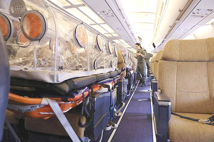 Preotul şi misionara  au fost transportaţi  în izolatoare la bordul  unui avion militar