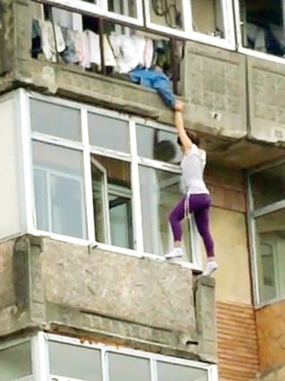 Tânăra a fost salvată de pompieri