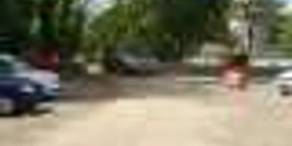 La numai câţiva metri de modernul Pasaj Pipera străzile nu sunt asfaltate şi nu au canalizare